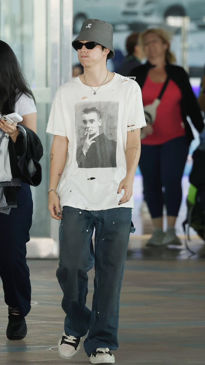 milkky2523's tweet photo. ถ้าผัวใส่เสื้อแบบมาร์คนี่ด่า ไล่ให้ไปเปลี่ยนเลยนะ พอเป็นมาร์ค ใส่แล้วเท่ห์มาก ดีมาก 
แค่ชื่อมาร์คก็ดีที่สุดแล้ว 🤣🤣🤣 https://t.co/WSLApXKXLF