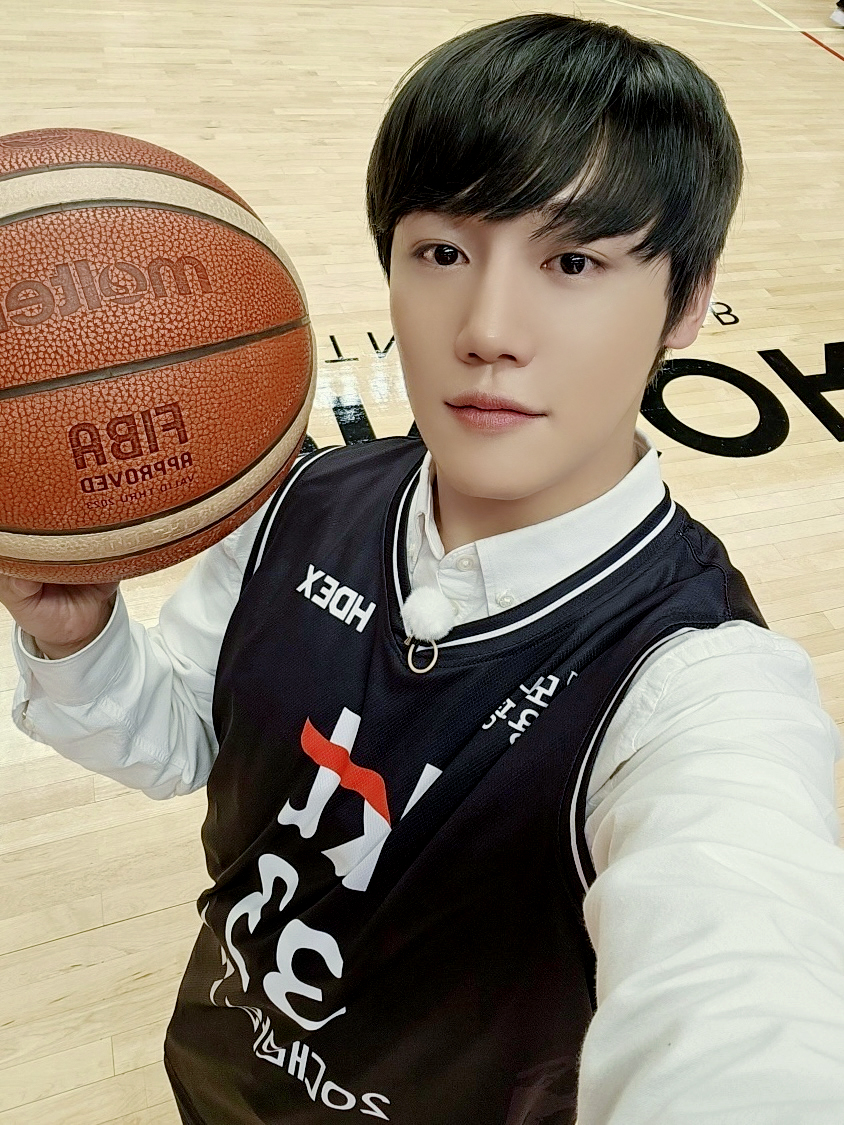 GoldenChild's tweet photo. [📸] 240118 #막노동 EP.05

나의 명물 수원의 명물 골드니스의 명물 ૮꒰ˊᗜˋ꒱ა
이장준이 내 서태웅이고 강백호라고 〰🐶🏀
　　
#GoldenChild #골든차일드 #GNCD
#이장준 #LEEJANGJUN https://t.co/cTIw8rCSen