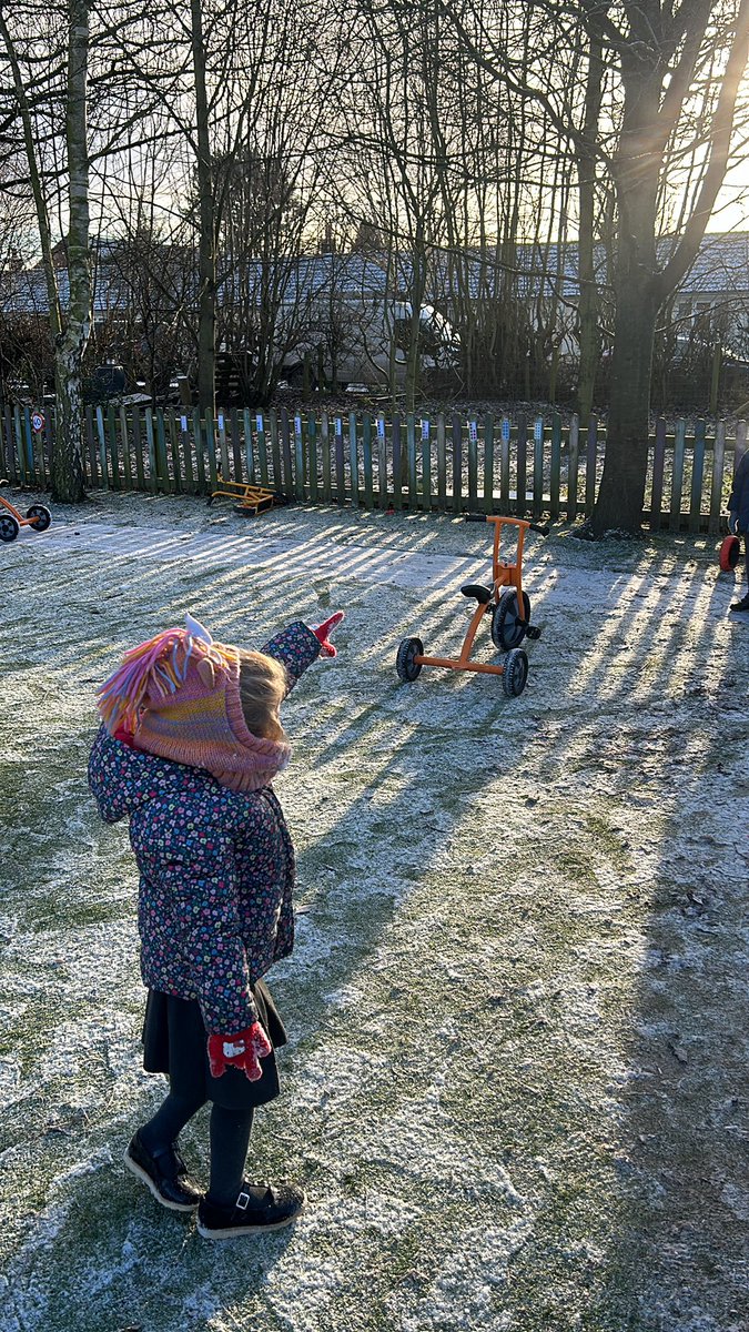 Enjoying the little bit of snow outside this morning. “Quick collect all of the snow. The sun is there and that makes snow melt because it’s warm” @WilberfossPS @MrsB_WFoss #wpscurriculum #science #eyfs #understandingtheworld