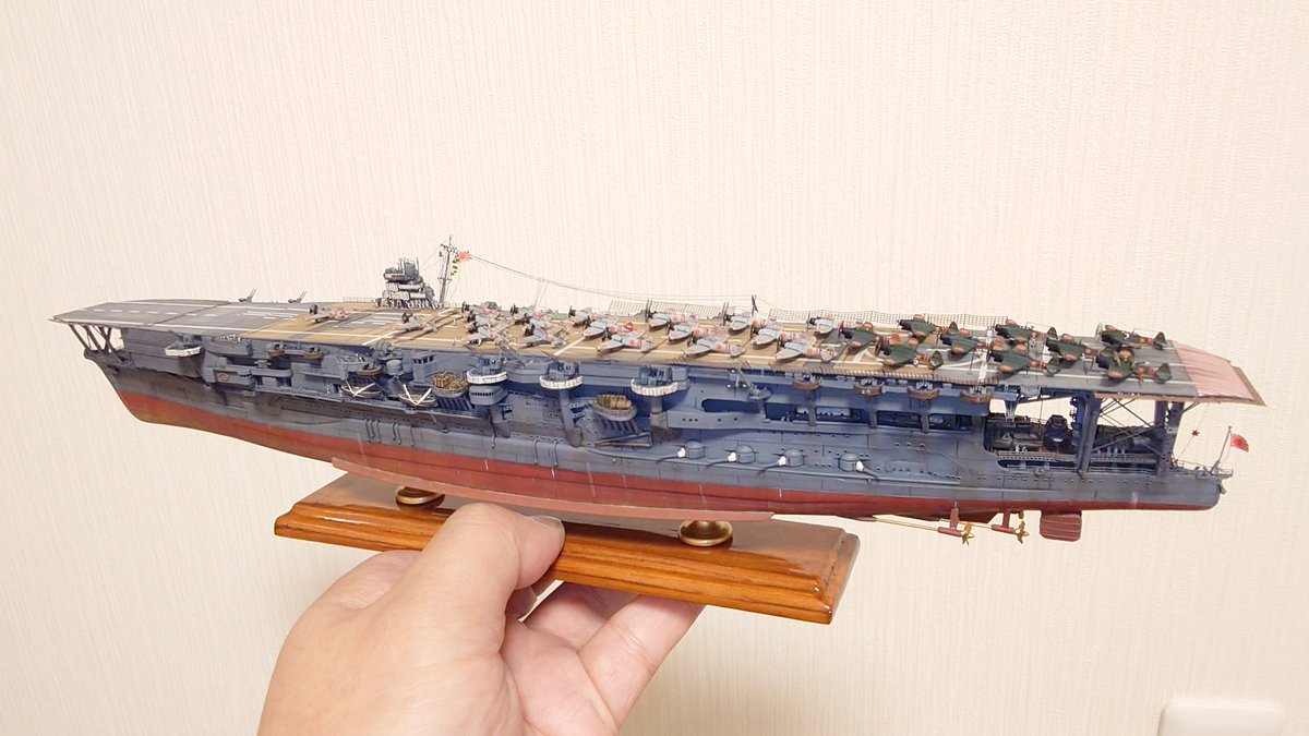 ktakaha7's tweet photo. 先日の #模コン2023 にてFinal17位を頂きました航空母艦「加賀」ですが、1/350疑惑がある事を目にしましたので比較画像を撮影しました。

これは1/700です！
もう一度言います1/700です(笑)

吉本プラモデル部の皆様、そして参加された皆様、改めましてお疲れ様でした*˙︶˙*)ﾉ"
 #吉本プラモデル部 https://t.co/Ip8wbKMQQL
