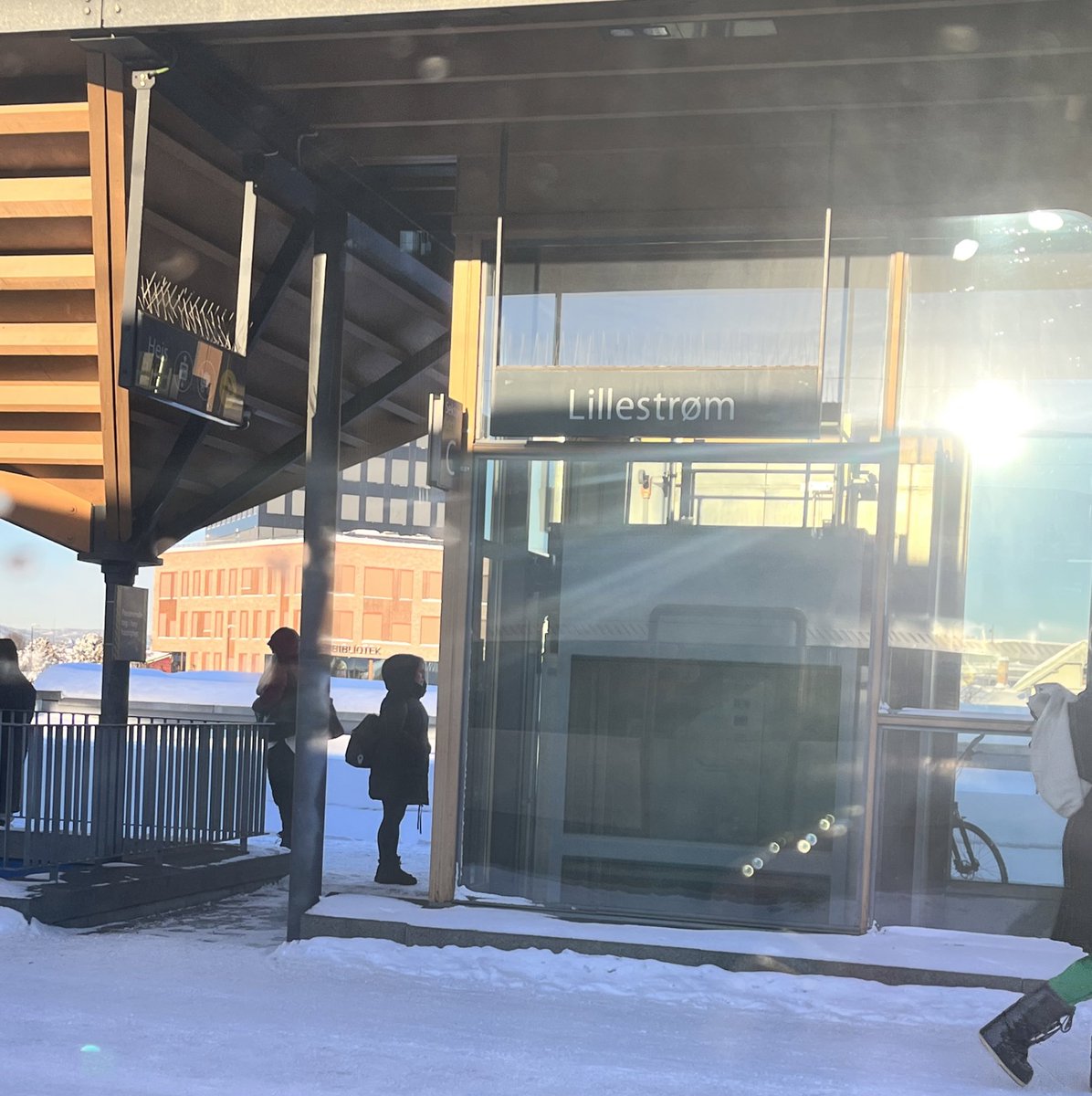 lonemartinsen's tweet photo. Sitter en liten gutt bak meg på flytoget. «Mamma, hvor er vi nå? Det ser ut som et annet land. Er de fattige her?» https://t.co/deIxvutdSA
