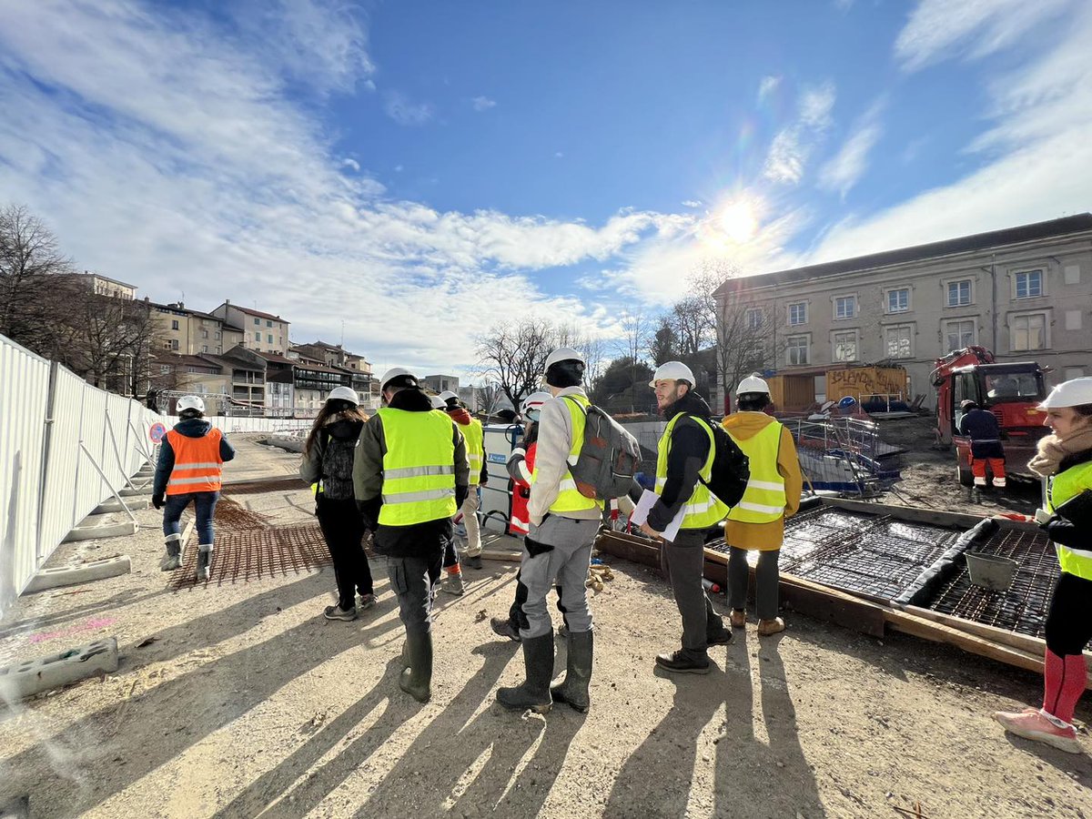 Cette semaine, les étudiants du Master Sciences de l'Eau de l'Université de Lyon ont eu l'opportunité de visiter le chantier de découverture de la Savasse, avec l'entreprise BIOTEC, en charge de la renaturation de ce site exceptionnel 🌿