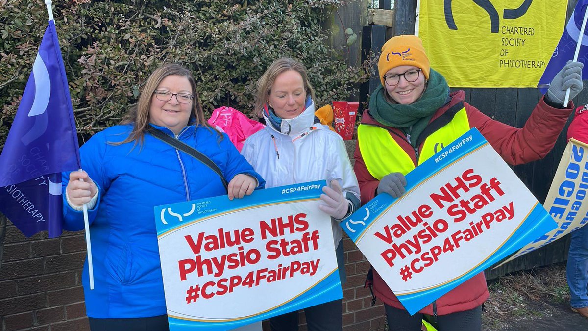 Solidarity with our <a href="/CSP_NI/">CSP NI Board</a> colleagues taking action today as a result of the disastrous failings of government to ensure healthcare workers are fairly paid for their crucial work. 
Here’s Steph, NI Regional Steward, leading from the front on the picket lines #CSP4FairPay 🪧✊