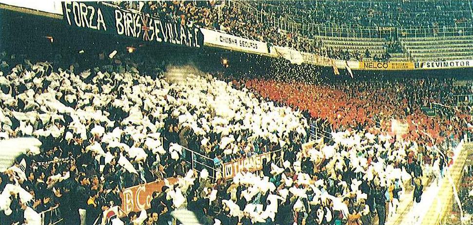 culturayesenzia's tweet photo. Graderío Biris Norte.
#ultras #sfc #golnorte #viejostiempos https://t.co/rS76Cv5Yul