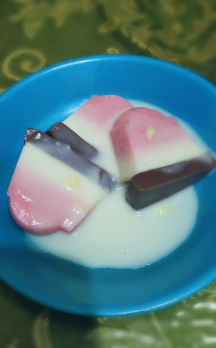 CandyqueenMaria's tweet photo. Homade dessert ππ
Pudding strawberry, chocolate and Vanilla ππ
Taste good, creamy and sweet enak bgt kalo makan nya pas panas, cocok bgt!!!
#pudding #simple #indonesianfood #foodie #taste #creamy #flavour #dessert #tasty #chocolatevanilastrawberry #homade #sweetfood #good https://t.co/9Cm9cQMgUS