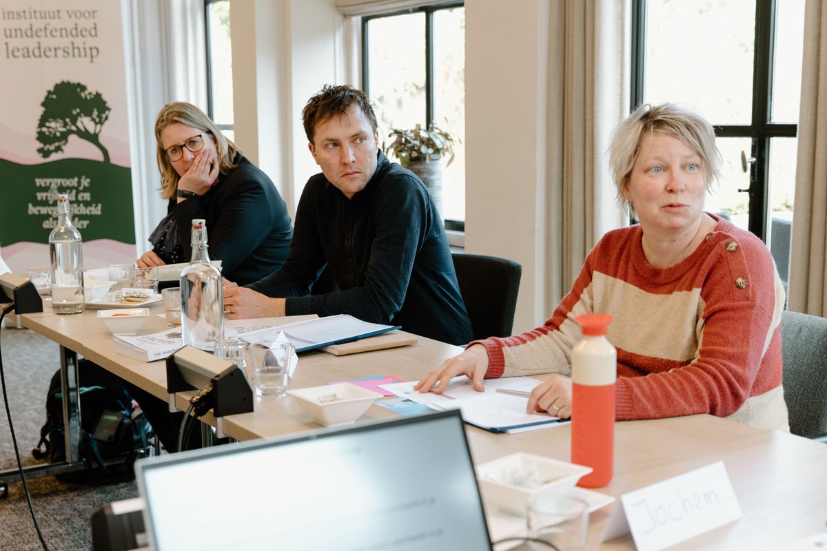 PEPTUK's tweet photo. Verlang je naar meer rust en vrijheid in je leiderschap? Zoek je naar verbinding met je gemeente en durf je het aan om in de spiegel te kijken? Meld je dan aan voor de training Undefended Leidinggeven en word een vrije, kwetsbare en authentieke leider. https://t.co/cSa2oKecYp https://t.co/PyWdo5jZ6n