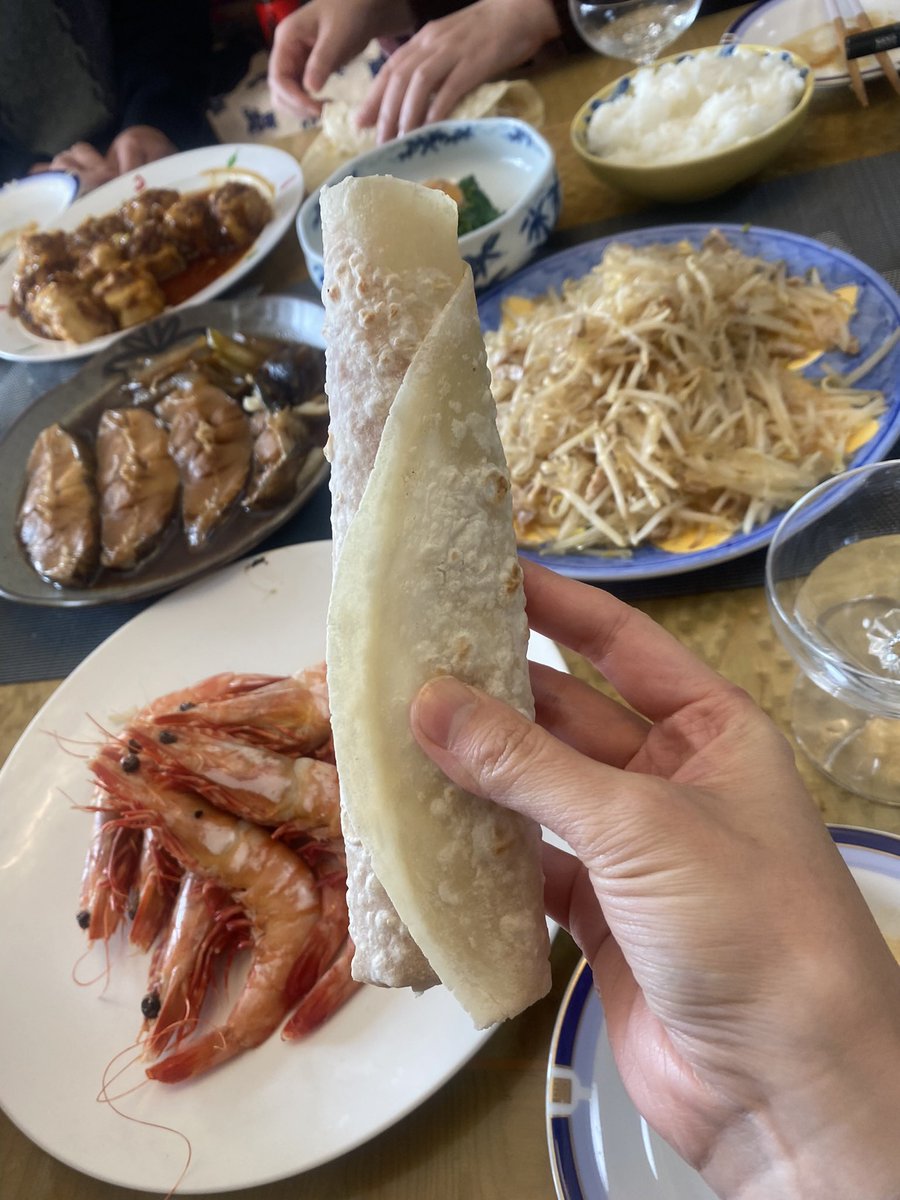 mami_kitagawa's tweet photo. 中国のおばあちゃん（義祖母）が、中華料理屋さんでは食べられない家庭料理をよく作ってくれるんやけど、天下一武道会終わりの悟空みたいな食べ方しちゃうくらい美味しくて幸せ😋
名前も分からないこの北京ダックの皮で好きな具を巻いて食べる食べ物６周しました。久しぶりの投稿がこれ。笑 https://t.co/hcW0OXEos2