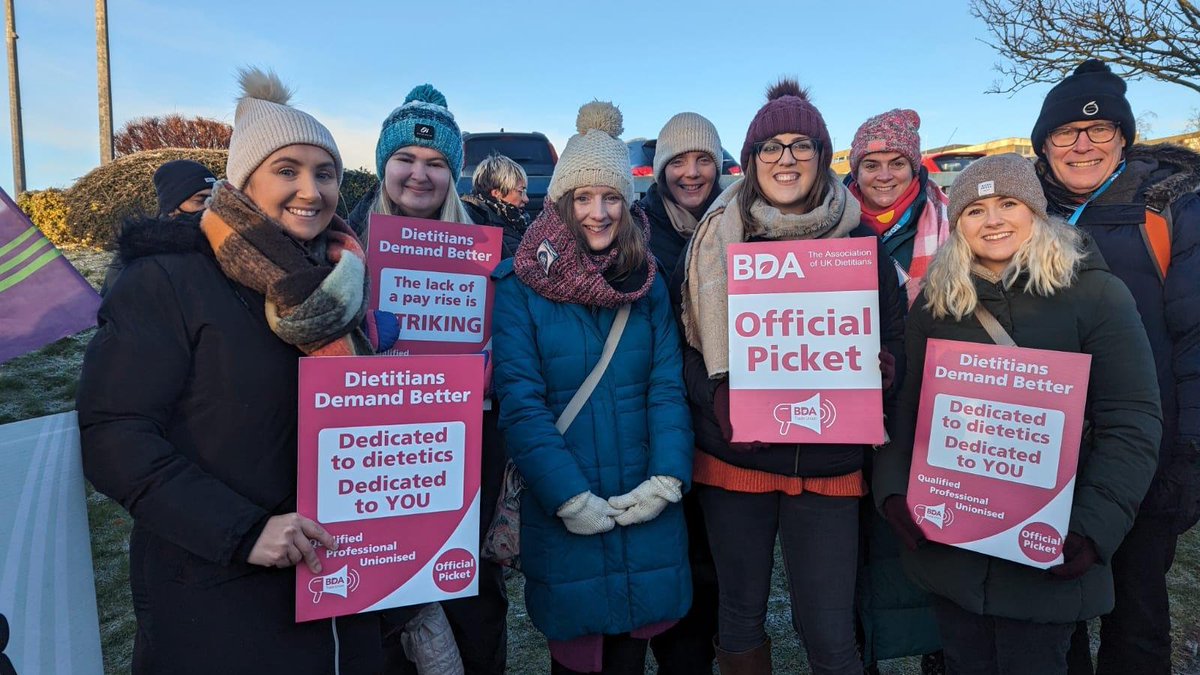 Great to see our @BDA_TradeUnion Scotland and Northern Ireland Officer @Fevre7Fevre on the picket line alongside our members.

We recognise how important this dispute is for members in Northern Ireland and beyond. 

#FairPayForNI 
#FairPayForDietetics