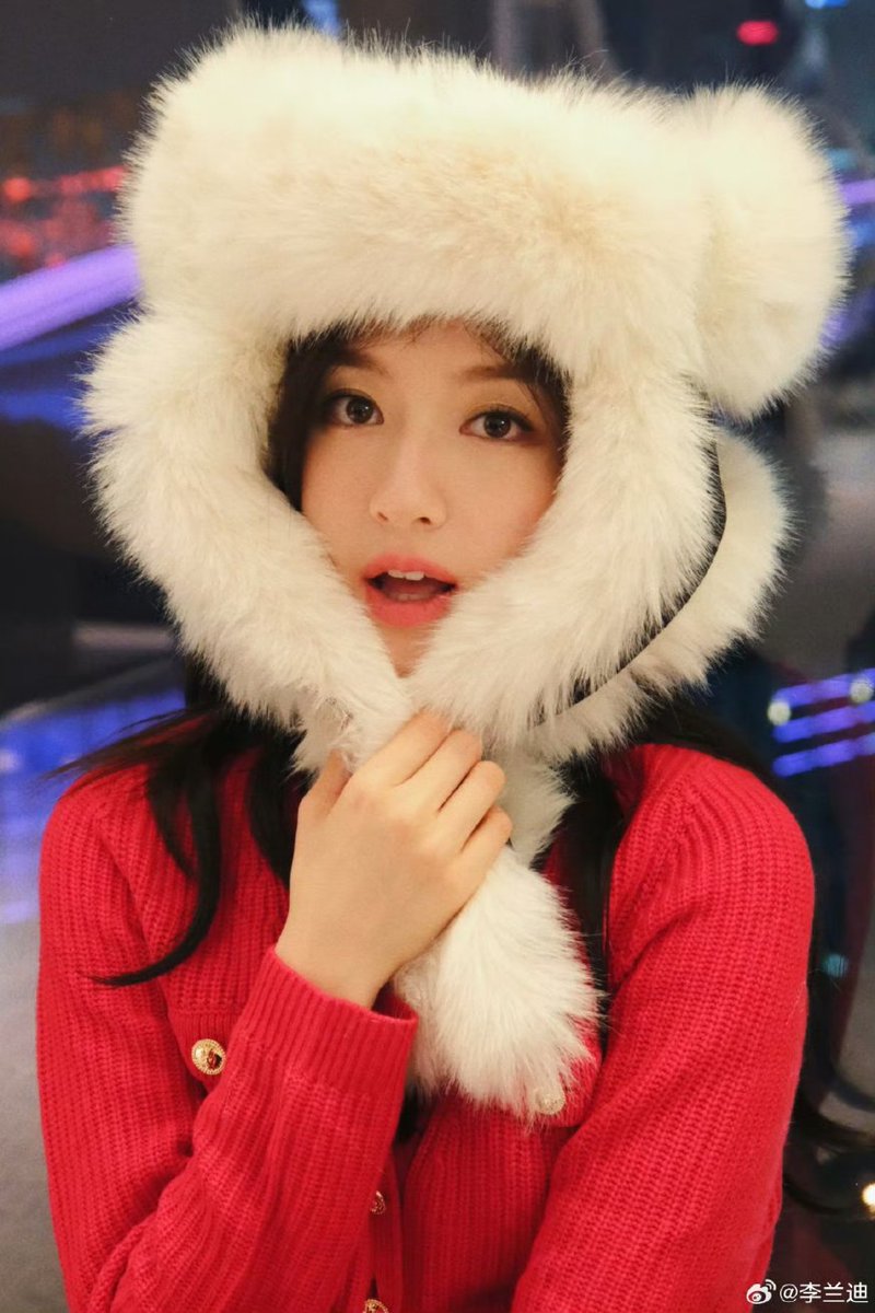 oyoe_niudi's tweet photo. [24/01/18] 🦋 Li Landi weibo update!

" It's New Year's Eve after the Lunar New Year!

Wear a bear hat to keep from freezing your ears off!

🧣🧨🏮🎊
#迪哒三两声 "

#LiLandi #李兰迪 #이란적 #หลี่หลานตี๋ #LandyLi #LiDahe #XiaoLan #TheStarryLove #cdrama https://t.co/KezfZqVbFL