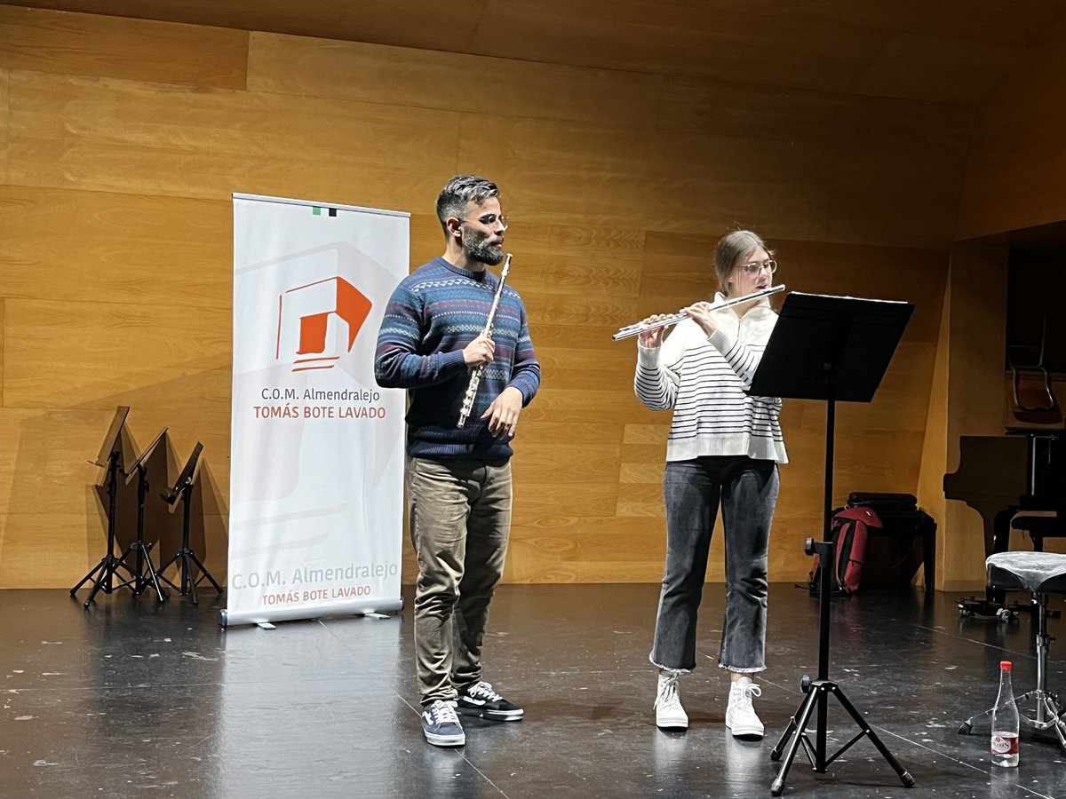 COMAlmendralejo's tweet photo. #MasterclassFlauta con Francisco López: Donde la magia de la música cobra vida. 🎶
#Música #Flauta #FranciscoLópez
#AprendizajeAuténtico #Almendralejo https://t.co/R4Z5h7vVd5