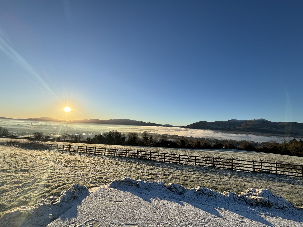 Sunrise on a cold frosty morning in the beautiful kingdom - great start to the day 🕺🔥🌿

<a href="/radiokerrynews/">Radio Kerry News</a> 

#sunrise 
#lovekillarney