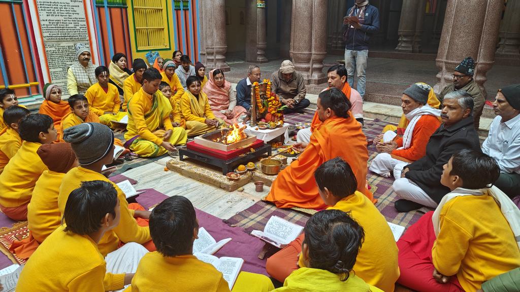 अयोध्या । 
आज असर्फी मंदिर प्रांगण में श्री रामजन्मभूमि मंदिर प्राण प्रतिष्ठा समारोह के निमित्त होने वाले यज्ञ में पूज्य आचार्य श्री राघाचार्य महाराज के साथ बैठने का सौभाग्य मिला । जय श्री राम 
#आनन्दम्