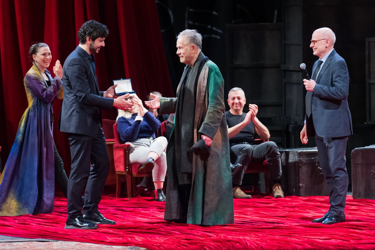 Il Presidente della Fondazione Teatro della Toscana Tommaso Sacchi e il Direttore Generale Marco Giorgetti hanno consegnato la chiave d'oro del primo camerino del Teatro della Pergola al Maestro Gabriele Lavia 🗝️ #pergolafirenze #gabrielelavia