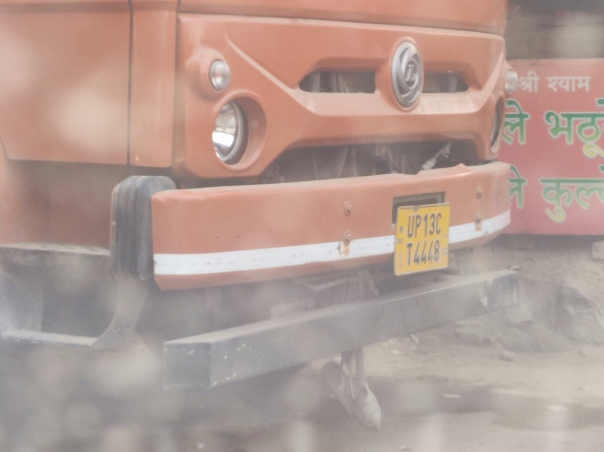 jaiswalgourav's tweet photo. @dtptraffic यह वाहन सोनिया विहार 3से p बीच में खड़ा हे। जिस कारण जाम लग गया। https://t.co/SpPyHeDYWM