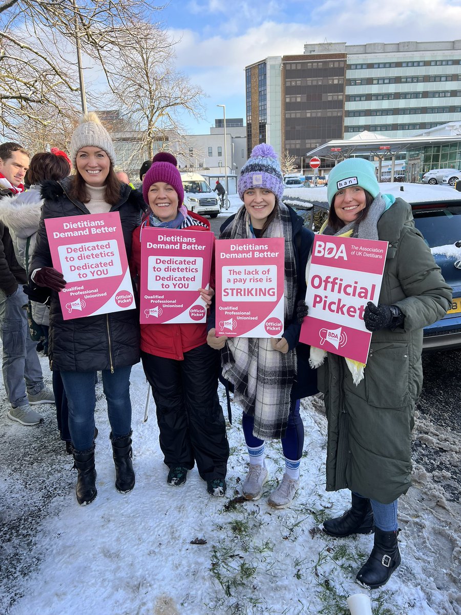 Cold hands ❄️ warm hearts ♥️ here on the picket line in Altnagelvin <a href="/BDA_TradeUnion/">BDA Trade Union</a> <a href="/BDA_Dietitians/">British Dietetic Association</a>
