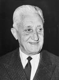 DiasdeHistoria's tweet photo. “Me parece que este doctor ya no tiene remedio”, admitía resignado Arturo Illia a los que lo visitaban en el Hospital Privado de Córdoba donde estaba internado desde el 23/12/1982 por una hemorragia digestiva. Vivía en la casa de su hijo Martín Arturo, en esa provincia. https://t.co/xj8kKh6tJK