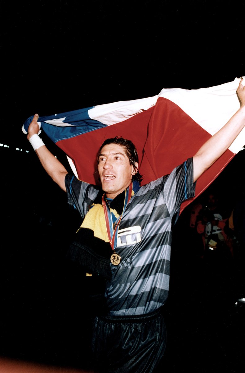 Inter_id's tweet photo. Nomor punggung 1️⃣➕8️⃣ yang abadi

Selamat ulang tahun, Zamorano 🎉🤩

#ForzaInter https://t.co/3N5aFSAV5B