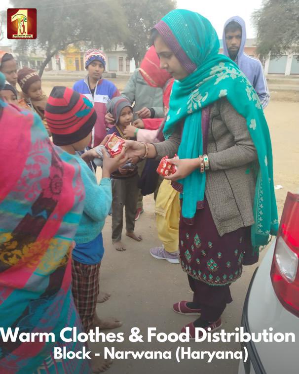 Dera Sacha Sauda volunteers exemplify compassion in action! They not only provided warm clothes but also essential ration to families in need, warming hearts and nourishing lives. #WinterWarmth #RationDistribution #DeraSachaSauda