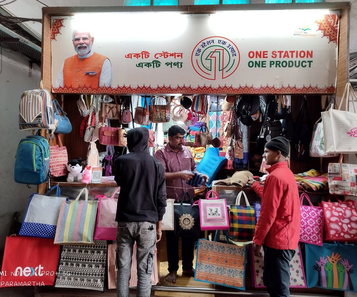 The #OneStationOneProduct store at the Howrah Railway Station New Complex in Howrah Division, West Bengal, is fostering the promotion of handloom products by local craftsmen while also generating revenue and encouraging #Vocal4Local.