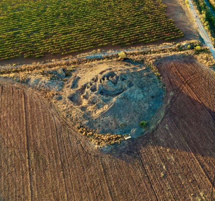 En el cauce del Guadiana, a su paso por #ArgamasilladeAlba, está la #MotilladelRetamar; un yacimiento de la #EdaddeBronce en cuya recuperación se trabaja sin descanso.🔎Una joya arqueológica que pronto atraerá la mirada de curiosos hasta este punto de la #RutadelVinodeLaMancha