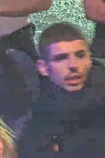 APPEAL | We have issued CCTV images of a male we want to trace after a man was found outside a nightclub on Westfield St #StHelens with stab wounds. Do you recognise him or can you help our appeal? DM @MerPolCC or @CrimestoppersUK on 0800 555 111. orlo.uk/2c4hp