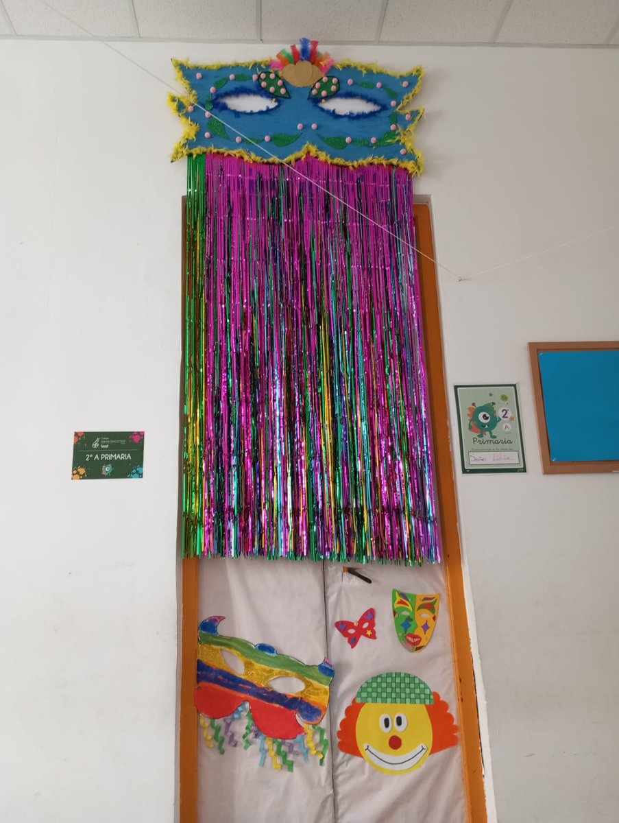 ¡Ya es carnaval en nuestros coles! Los peques se divierten adornando las clases ante la inminente llegada de Momo y sus fiestas de disfraces. En el <a href="/colegioelmonte/">Colegio Sagrada Familia El Monte FESD</a> ya disfrutan del reinado del papelillo. Mandad vuestras fotos de vuestros coles. #CarnavalMLG