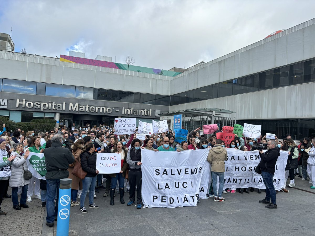 Nueva concentración hoy 18/01. Seguimos con la UCI pediátrica cerrada y sin respuestas.
¿Tiene que pasar una desgracia para que reaccionen?