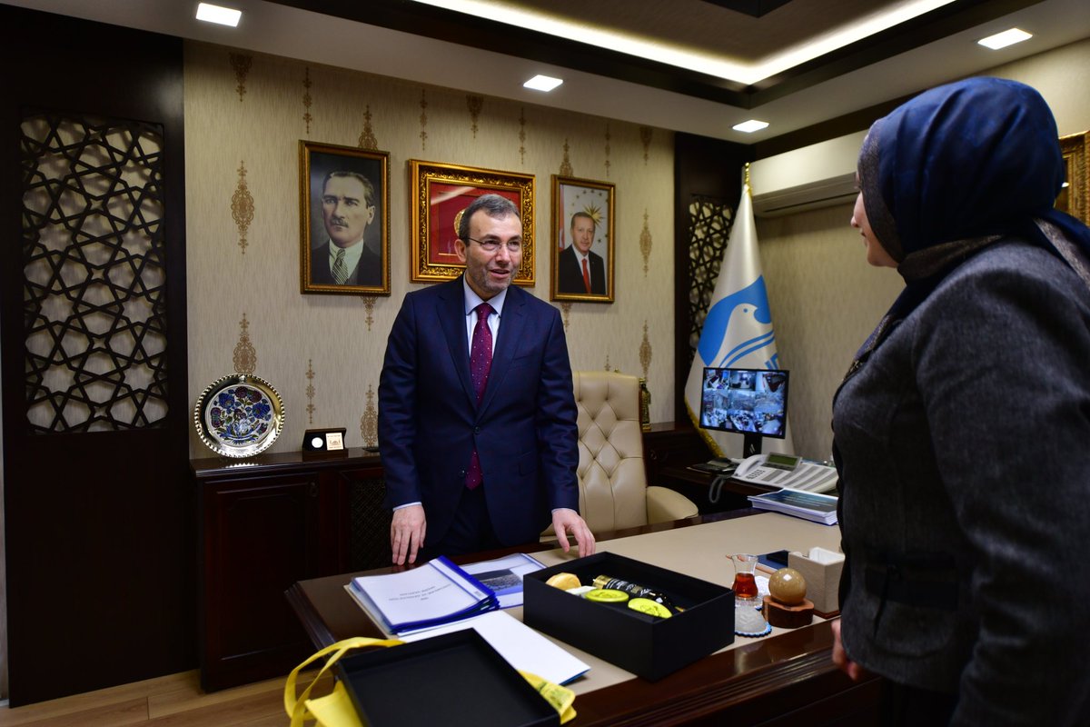 usmekTR's tweet photo. USMEK'ten Pendik Belediye Başkanı Ahmet Cin’e ziyaret
Uluslararası Sosyal Medya Kullanıcıları Derneği (USMEK) heyeti, Pendik Belediye Başkanı Sayın Ahmet Cin'i makamında ziyaret etti.
Ziyarette; #USMEK Genel Başkanı İzzet Aydın ile USMEK Yönetim Kurulu üyeleri Av. Bedia Teymur ile gazeteci Mustafa Biçer de yer aldı. USMEK heyeti, Başkan Ahmet Cin’e derneğin faaliyetleri hakkında bilgiler verdi; projelerinden bahsederek, iş birliği için fikir alışverişinde bulundu. Ziyarette, ayrıca, ilçe ve ülke gündemine ilişkin değerlendirmeler yapıldı.
USMEK Genel Başkanı Aydın, misafirperverliği için Başkan Cin'e teşekkür etti. @ahmetcinpendik @izzetaydin_tr @mbicer7 @tvder_tr