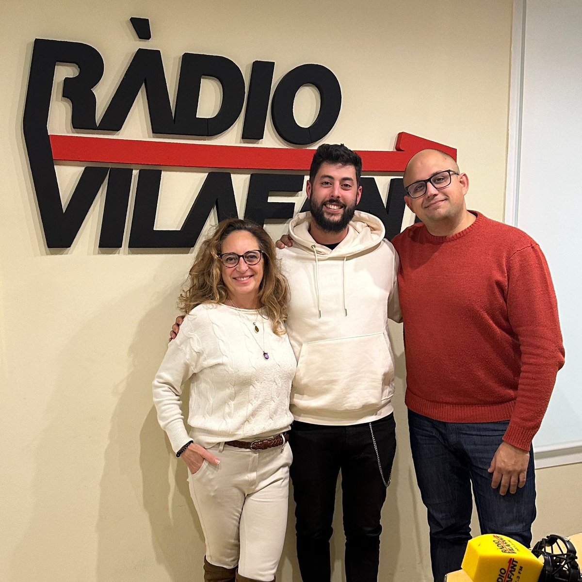 <a href="/delpuertomusic/">Delpuerto</a> presenta "Para un mal día", inspirada en el seu últim single que porta el mateix nom i estrena amb la inauguració de l'exposició. El músic cerca explorar com 13 artistes de diferents disciplines troben remeis per a superar els mals moments.
radiovilafant.net/para-un-mal-di…