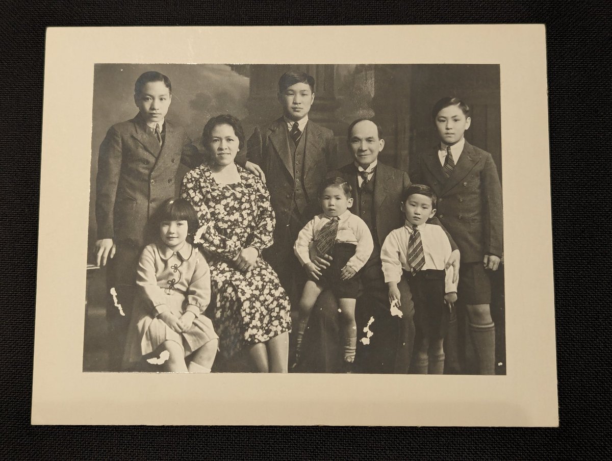 Found this old family photo of my grandparents with my uncles and one aunt. Thought of you @timbocop since you love photos so much. Wanted to connect you with Sophie Couchman but she's left twitter. #chinozhist