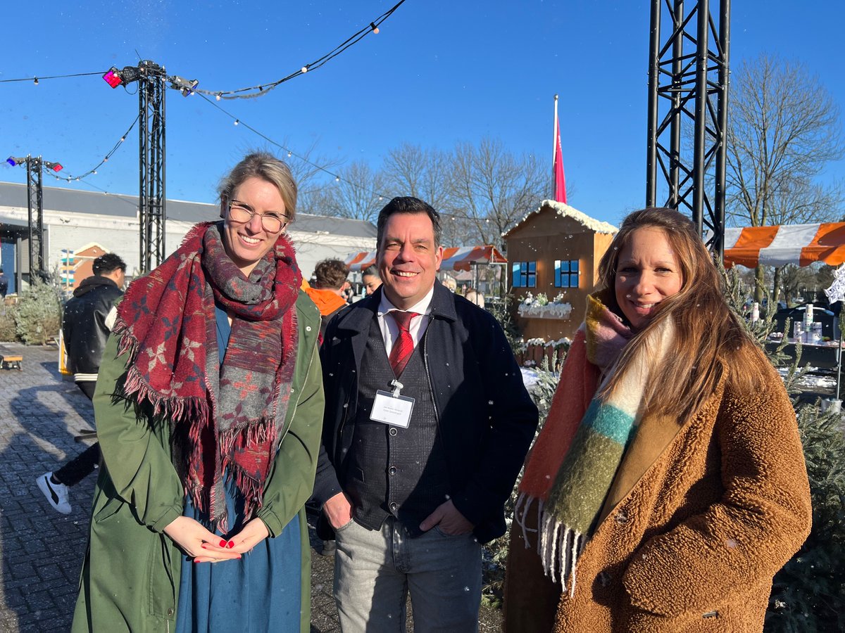 <a href="/HajjoubiMaike/">Maike Hajjoubi</a> pleit op eerste onderwijssymposium voor meer samenwerking van euregionale onderwijsinitiatieven zoals gezamenlijk lesmateriaal en website zoals Grensinfopunten die hebben. Meer euregio profielscholen nodig waar Duitse taal geleerd wordt om in grensgebied te werken.