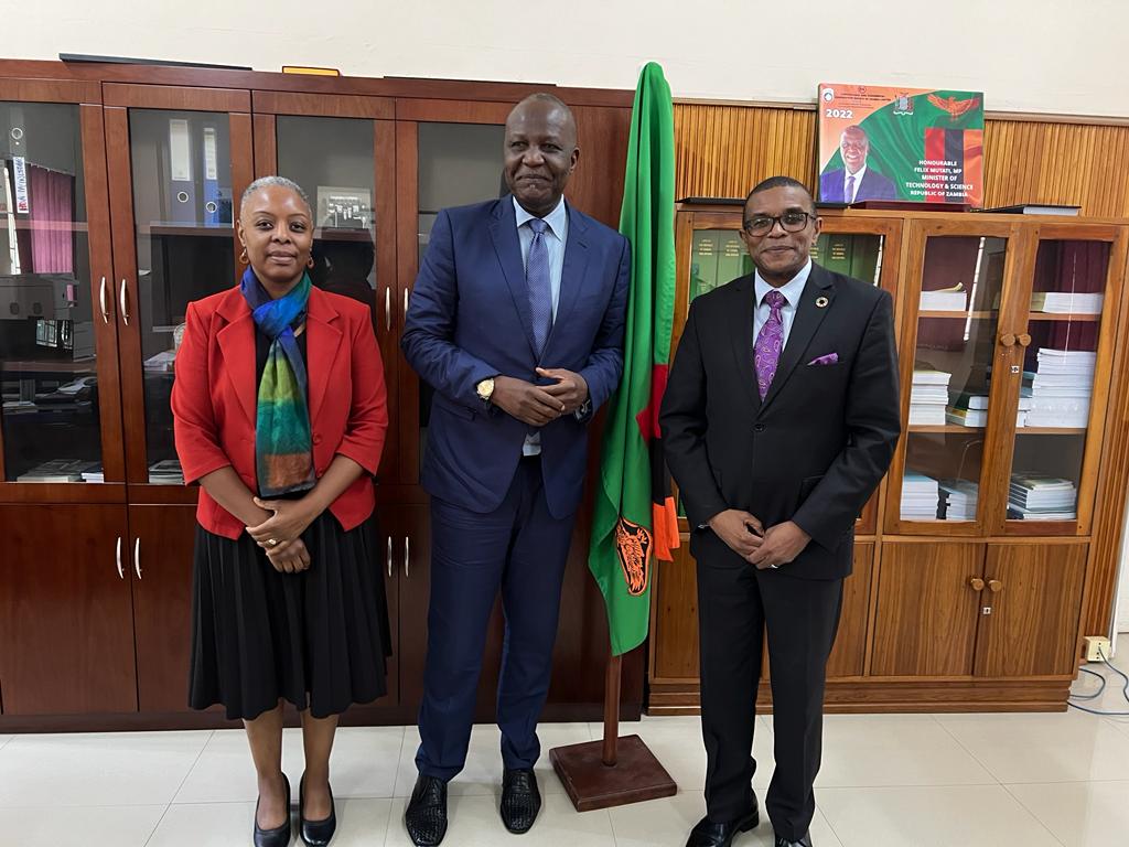 UNDPZambia's tweet photo. ResRep @wakiaga & Deputy ResRep @ethel_zim paid a courtesy call on Hon. @ChipotaFelix, @MoTS_Zambia, to discuss furthering our partnership through #AccLabZM by:
🧑🏿💻supporting the innovation ecosystem through #UniPod #UniPodMukaba
🧑🏿💻supporting the dev & launch of the ST&I policy https://t.co/2vXiOKCh1m