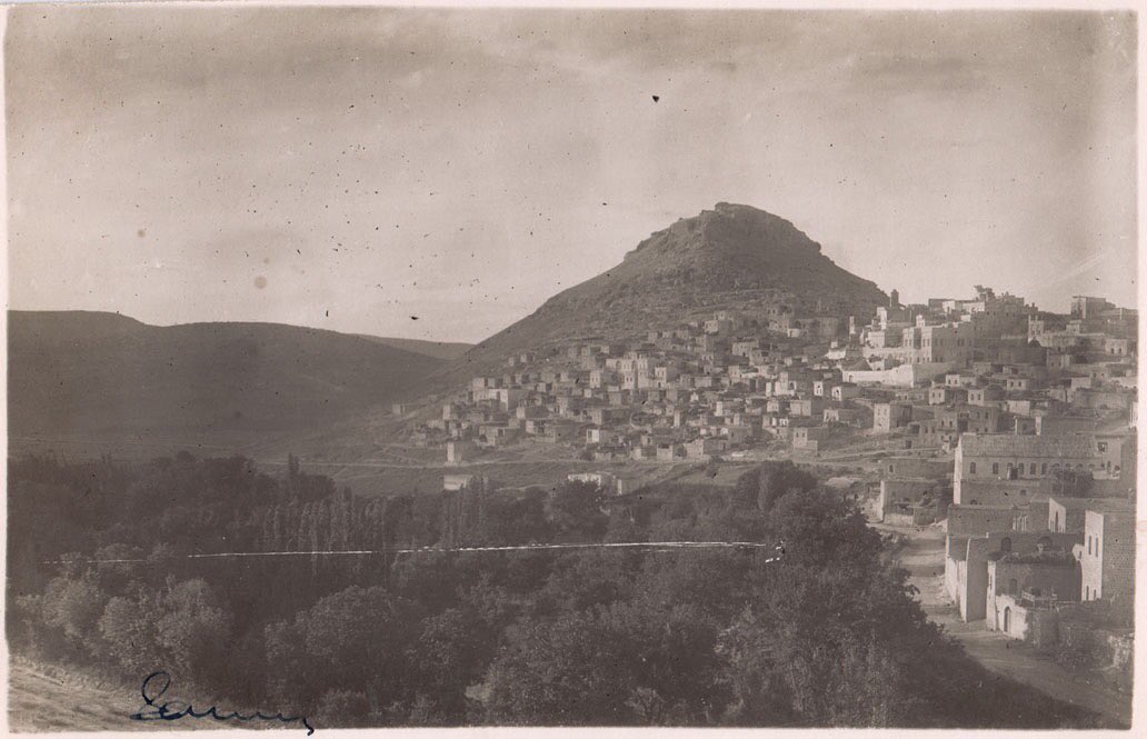 1940, Mardin, Savur (Stewr) Antik Çağda Asurluların egemen olduğu Savur, Mardin’in önemli (tarihi) merkezlerinden biridir. 1514 Çaldıran savaşından sonra İdris-î Bitlisî’nin katkılarıyla Sancak olmuştur. İdari yönetim Kürt beylerine verilmiştir.