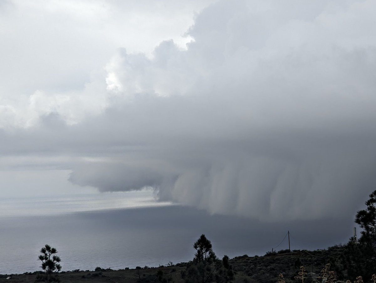 Por #puntagorda aparece alguna cosa en #LaPalma @VickyPalmaMeteo @RAM_meteo @MeteoredES @meteomostoles @RTVCCanarias @PontealDiaRTVC