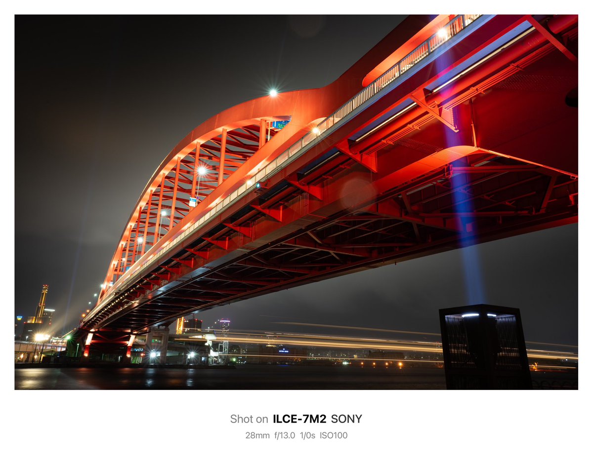 神戸大橋✨
横構図ver.です！もう少し広角でもよかったかもしれません。。笑

#構造物 #橋 #神戸大橋 #ファインダー超しの私の世界 #キリトリセカイ #夜景撮影 #光芒