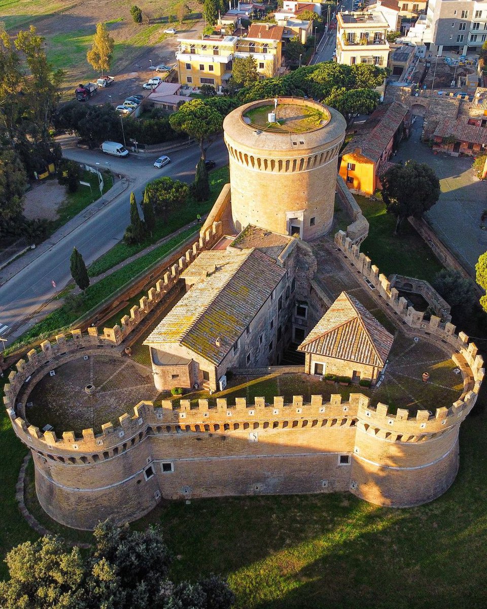 Tra il 1483 e il 1487, il Cardinale Giuliano della Rovere, futuro papa Giulio II, fece costruire a sue spese il castello di Ostia. La struttura difensiva era a guardia del Tevere, ma era anche sede privilegiata per il vescovo. 📸 IG: danieleatz #Visitrome @parcostiantica