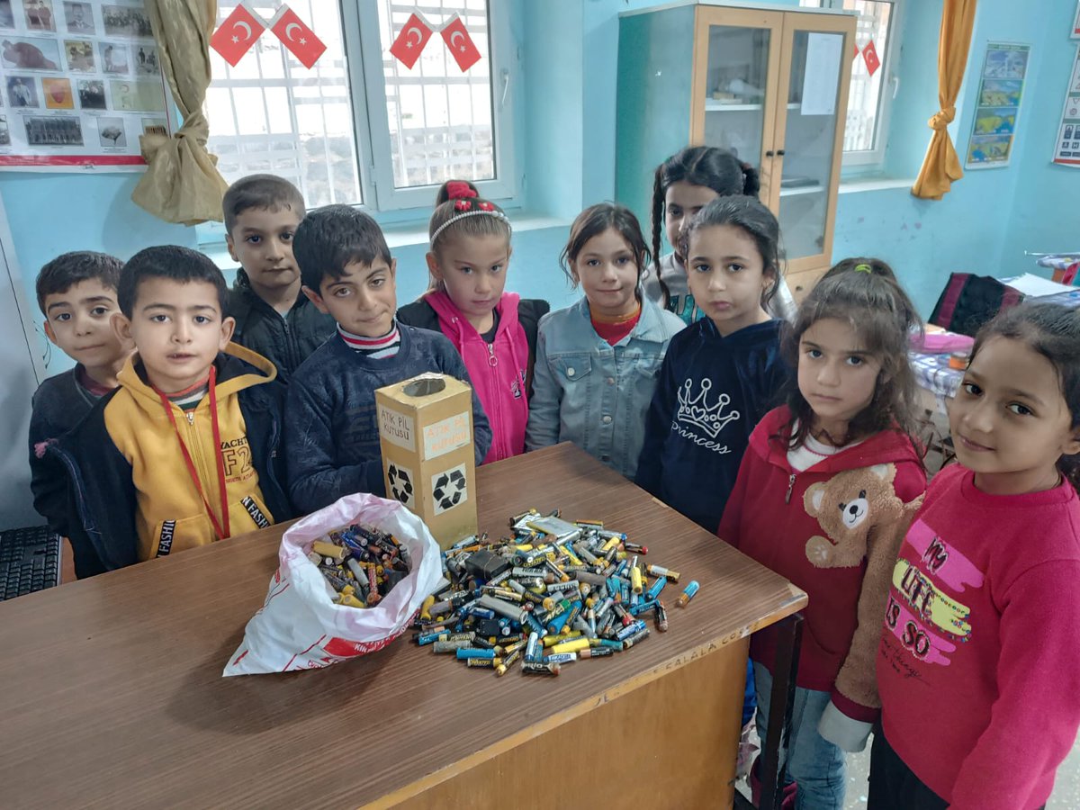 Okulumuz Atık Pil Toplama Kampanyasında, geri dönüşüme göndereceğimiz piller...