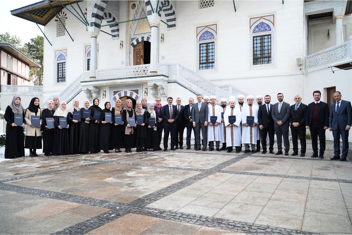DITIBkoln's tweet photo. Idschaza-Vergabe: An diesem Mittwoch, den 17. Januar, kamen die 28 Absolventen der DITIB-Ausbildung nach Berlin (9m/19w), wo sie nach erfolgreichem Abschluss der zweijährigen Ausbildung zu Religionsbeauftragten ihre Zertifikate und somit auch ihre Idschaza erhielten. https://t.co/Qsrw4BpEPT