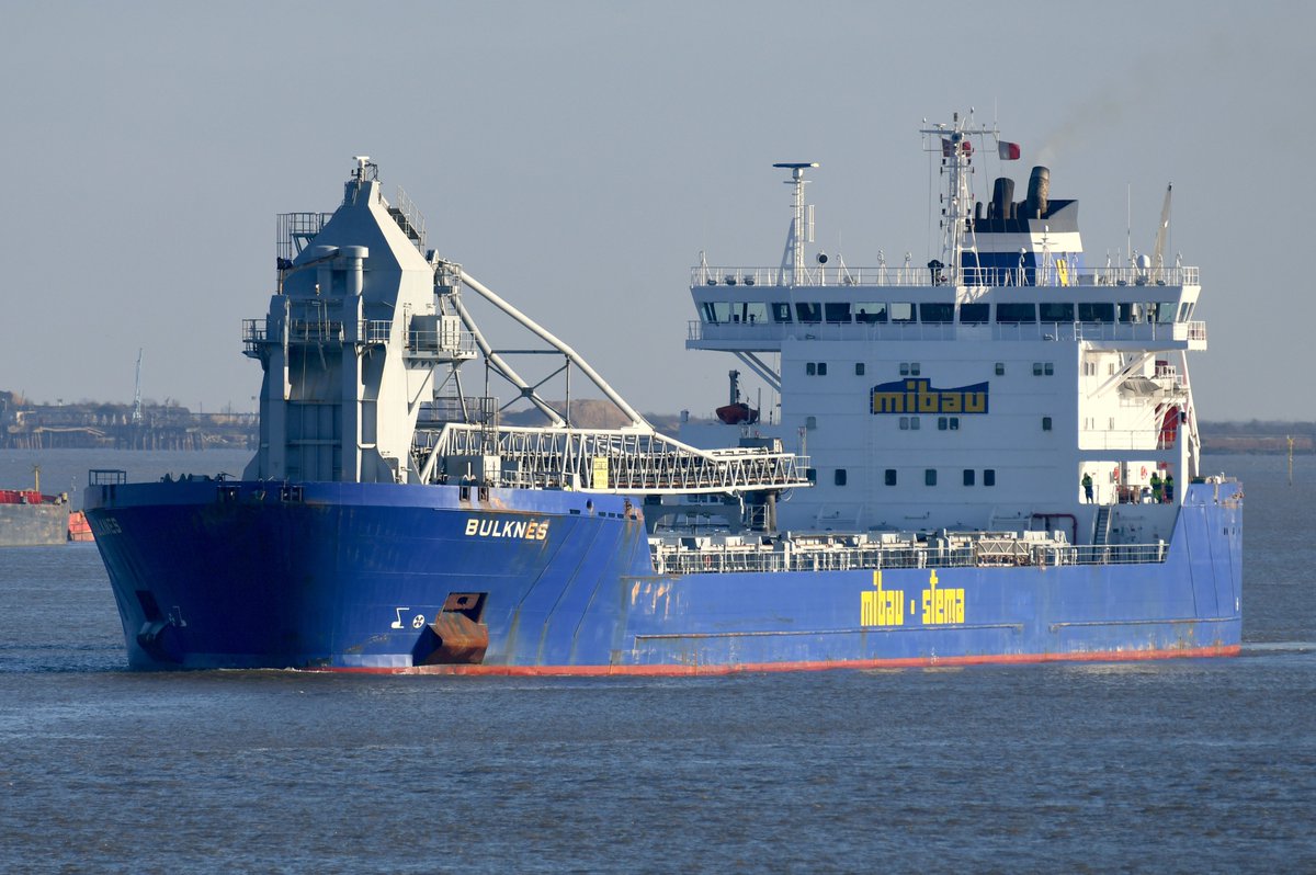 FraserG32883664's tweet photo. Self discharging bulk carrier Bulknes built 2009 near Tilbury East. #Bulknes #BulkCarrier #BulkCarriers #Tilbury #RiverThames #Thames #GeneralCargoShip #Shipping #ShipsInPics #Shipspotting #Ship #WorkingRiver #Ships #Schiffe #bootjeskijken #Schip #Mibau #Stema https://t.co/qb5SY1nZDO