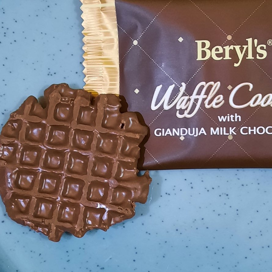 secretlyfura's tweet photo. Borong waffle chocolate Beryls banyak2 sebab sumpah sedap gila?!!?! Rasa menyesal tak beli dari dulu https://t.co/KQZhOyvFqy