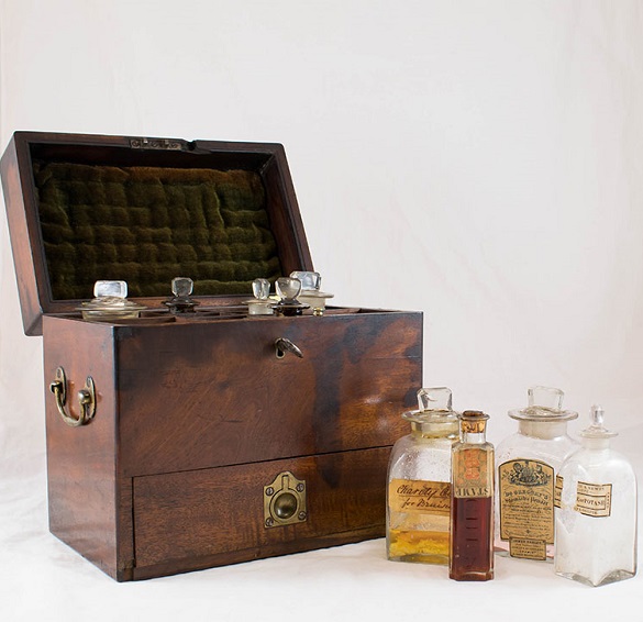19th century Medicine chest. Its contents includes Dr Gregory's Stomachic Powder, Castor Oil, Peruvian Bark and Powder of Jalap. Many of the bottles still contain original liquids and powders! heritage.rcpsg.ac.uk/items/show/109 #histpharm #histmed