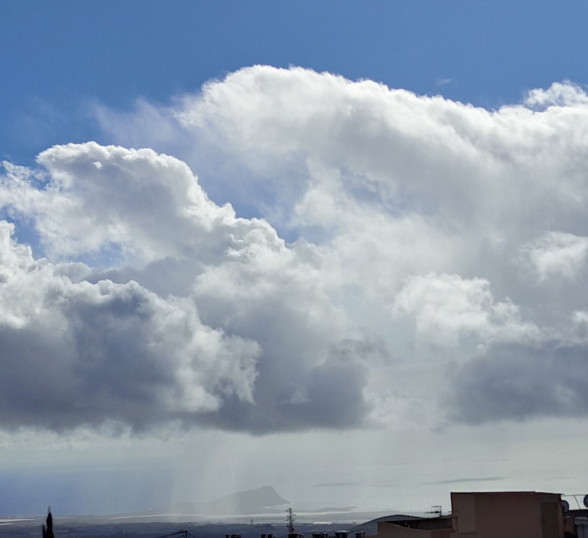 Vistas a la costa granadillera con ligeras precipitaciones 🌧️@tenerife_meteo #MontañaRoja ⛰️