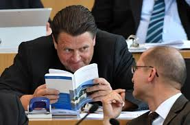 451_Grad_F's tweet photo. @HirrscherVince Ein RotWeiß gestreiftes Buch?
Das ist der Bundestags Benimm Knigge für Klumpköppe, in der erweiterten Ausgabe mit dem zusätzlichen Kapitel, spez. für Herrn #Brandner &amp; Frau #vStorch! https://t.co/sQc3Y7OQQw