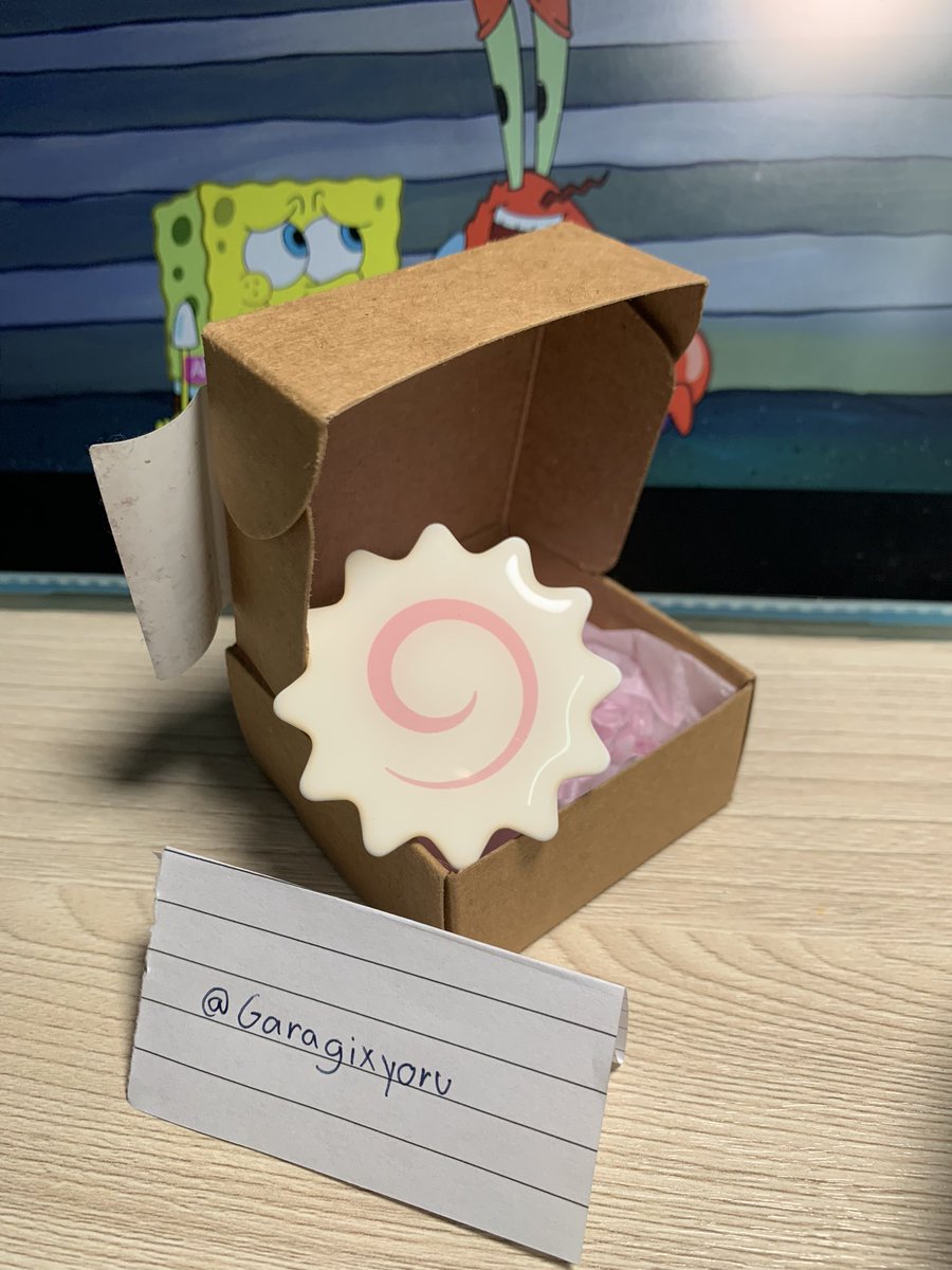 Garagixyoru's tweet photo. ส่งต่อ Grip tok narutomaki 🍥 
260 บ. 
ค่าส่ง 40 บ.
*มีตำหนิ* น้องเริ่มเป็นสีเหลืองแล้ว เนื่องจากซื้อเก็บไว้ไม่ได้ใช้ ขอคนรับได้นะคั้บ 🙇🏻‍♀️ 
ขอดูสภาพเพิ่มเติมได้ค่ะ #narutomaki #ตลาดนัดsanrio #Griptok https://t.co/g0tZgyl8fH
