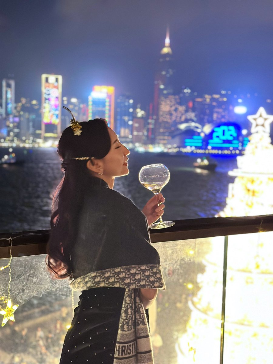 risarose1225's tweet photo. Belated Happy New Year!!✨🌹✨
2024 Countdown in Hong  Kong🇭🇰

本年もどうぞよろしくお願いします🌹 https://t.co/HNXWn03Dae