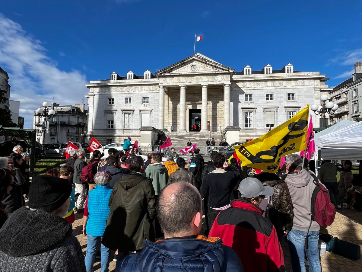 SESLPau's tweet photo. Rassemblement de soutien avec notre militant Ernesto et avec Bernard : malgré le report du procès le 20 juin, on ne lâchera rien ! Merci à toutes les organisations pour leur présence, la solidarité fait vivre ! https://t.co/NLl2wWToBl