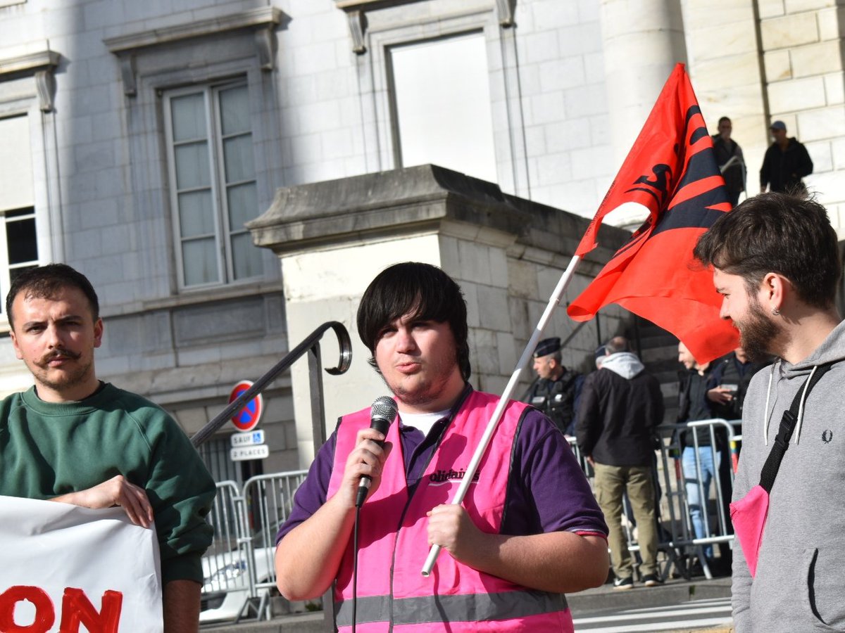 SESLPau's tweet photo. Rassemblement de soutien avec notre militant Ernesto et avec Bernard : malgré le report du procès le 20 juin, on ne lâchera rien ! Merci à toutes les organisations pour leur présence, la solidarité fait vivre ! https://t.co/NLl2wWToBl