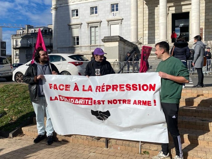 SESLPau's tweet photo. Rassemblement de soutien avec notre militant Ernesto et avec Bernard : malgré le report du procès le 20 juin, on ne lâchera rien ! Merci à toutes les organisations pour leur présence, la solidarité fait vivre ! https://t.co/NLl2wWToBl