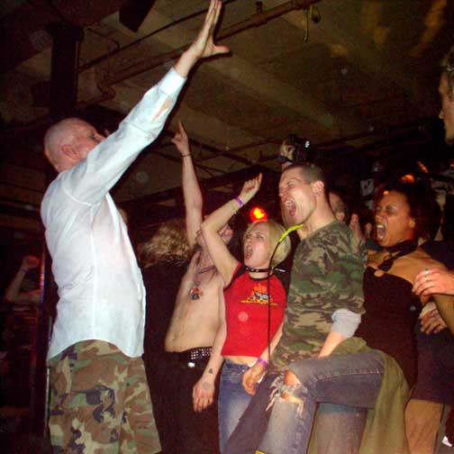 In memory of my friend and colleague 
FRANK Z. from ABWÄRTS. RIP.
youtube.com/watch?v=99gBne… 
photo: Pigface show
#abwaerts #frankz #fmeinheit #industrialmusic #monamur #pigface #raymondwatts #monamurenesch #einheiteschandmur #ministry #christophschneider_official #KMFDM #EBM #EDM