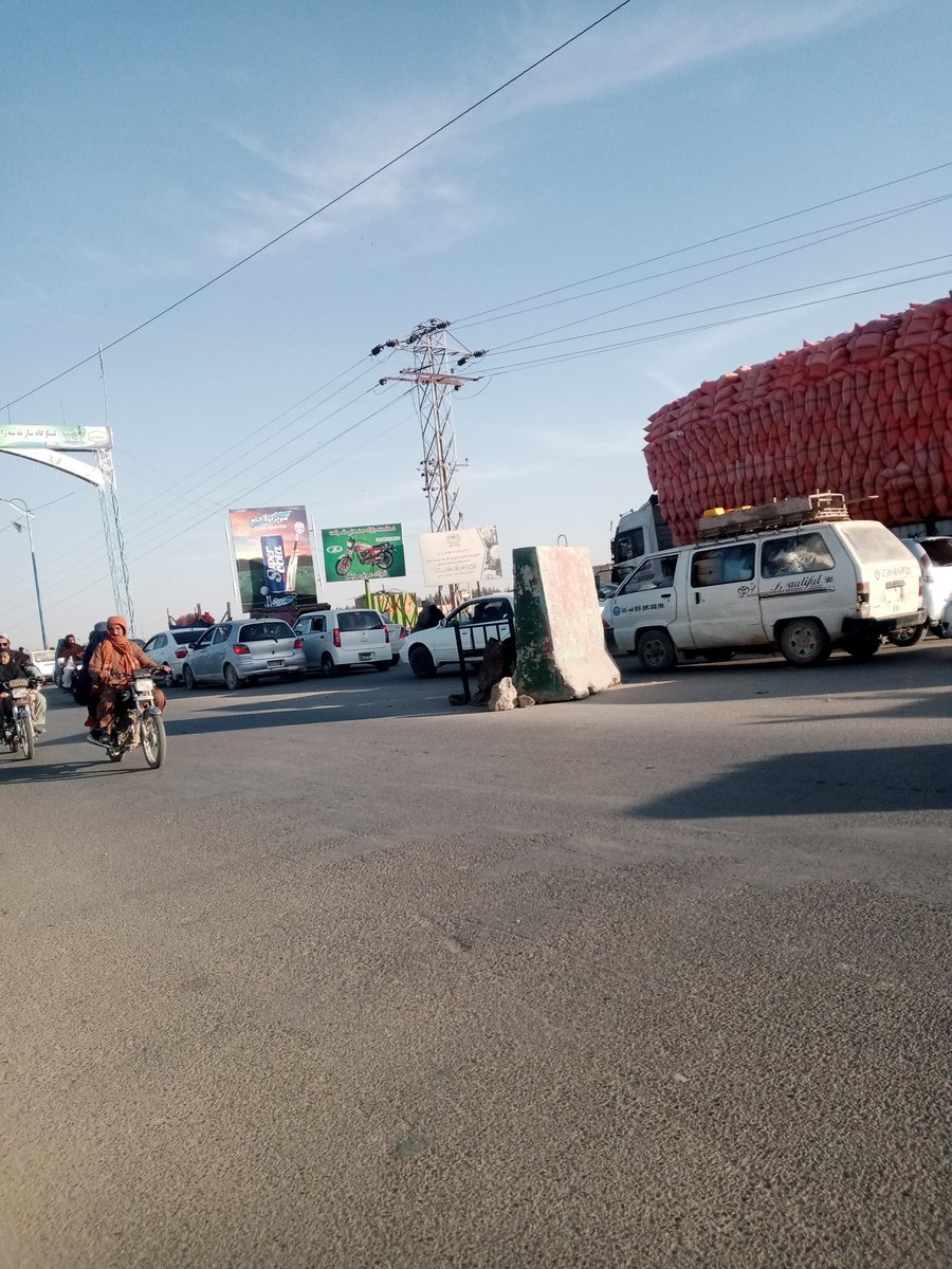 داږغ بدرګه کړی

دهلمند مرکز لښکرګاه ته پر غزیدلی لار
دهلمند پر رود پل دی ډیر تنګ دی هره
ورځ لاره بنده وی ځکه 
تقریبا دهلمند نوی ۹۰ فیصده نفوس پر دغه
لار باندی مرکز لشکرګاه ته راځی
دفواید عامه وزارت څخه مو غوښتنه ده
چی ددی پل بغل ته بل همداسی پل جوړ
کړی تر څو خلګ هوسا سی